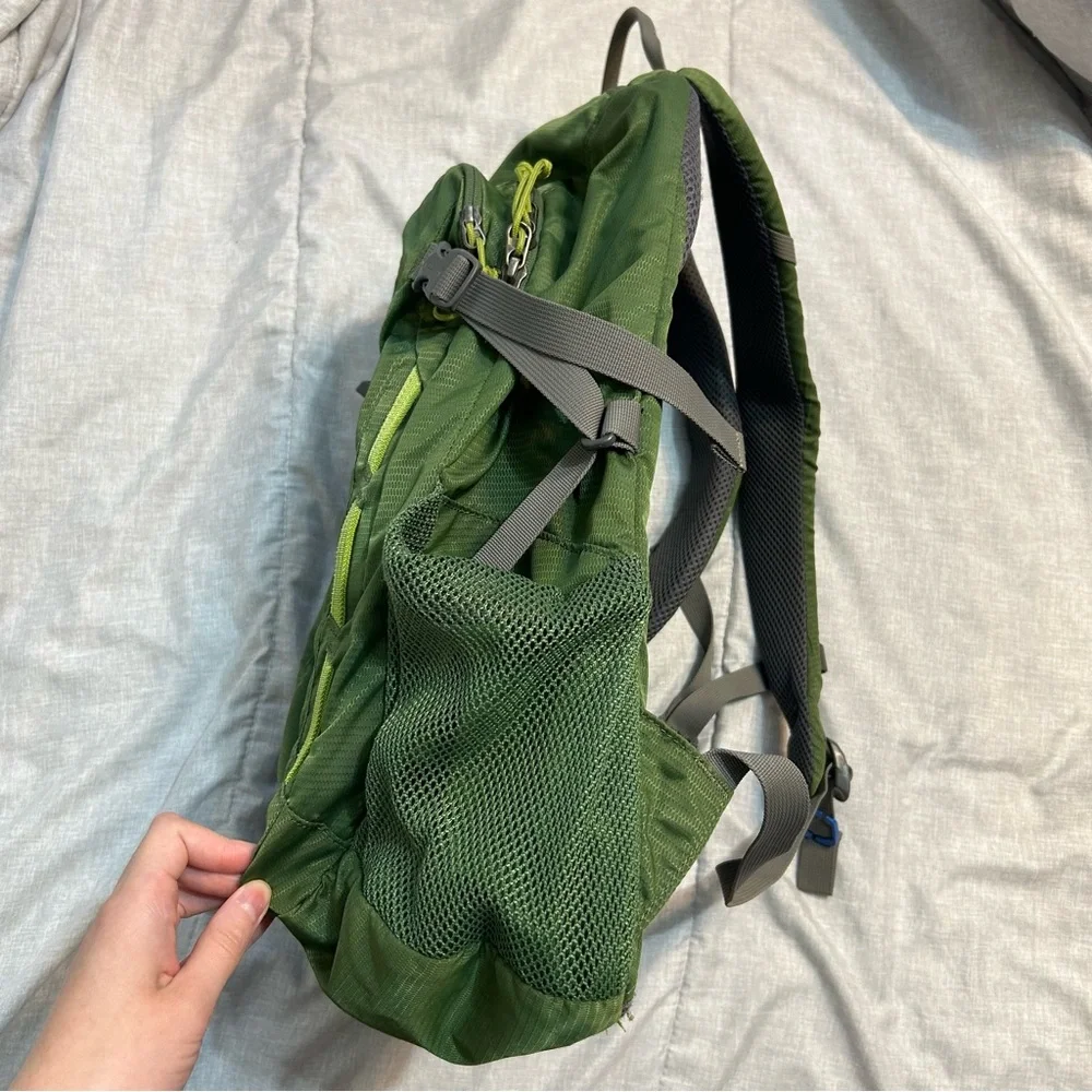 Camelbak Cloud Walker 18 Hydration Green Backpack Hiking Outdoor Gorpcore